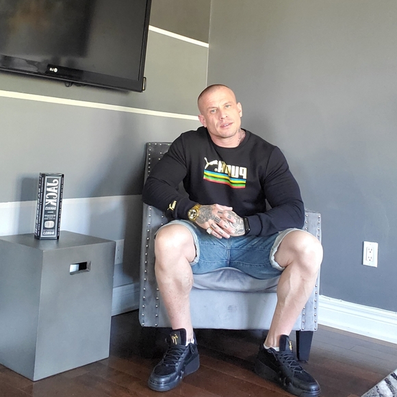 Puma Black and Gold Crewneck Men's M - Picture 4 of 7